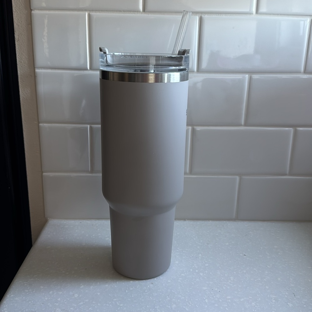 ⬇️⭐️ Stanley Adventure Quencher 40z Travel Tumbler in Ash Gray - Picture 5 of 8